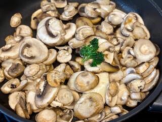 Geschnittne Pilze in der Pfanne anbraten - champignon