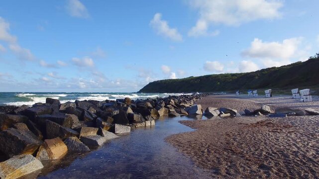 Gro&szlig;e Wellen am Strand bei Kloster auf Hiddensee