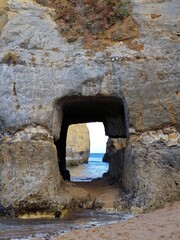 Fototapeta premium Durchgang in den Felsen gehauen in der Algarve
