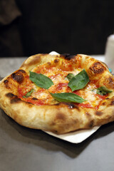 pizza artesanal recién sacada del horno