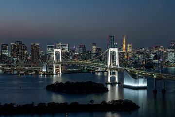 Naklejka premium Rainbow Bridge and Tokyo Skyline at Blue Hour