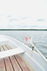 Sprung ins Wasser vom Boot