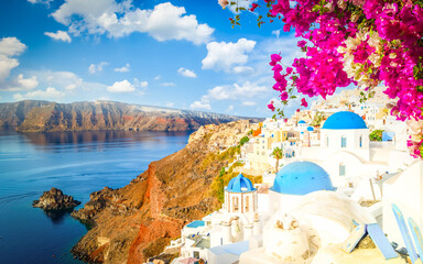 Obraz premium famous blue domes and volcano caldera with sea landscape, beautiful details of Santorini island, Greece
