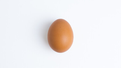 A single brown chicken egg isolated on a white background. Concepts for food, ingredient, protein, healthy, breakfast, organic, cooking, fresh, isolated.
