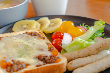 Western breakfast plate / ミートトーストの朝食セット
