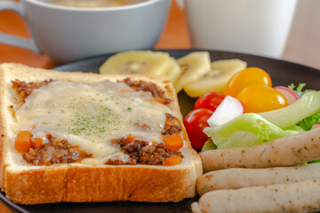 Western breakfast plate / ミートトーストの朝食セット
