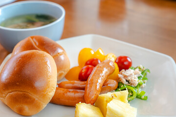 Colorful breakfast plate / ロールパンの朝食セット
