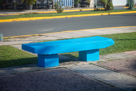 Banco azul ubicado en una vereda en Cata&ntilde;o, Puerto Rico. Este banquillo es utilizado por personas que esperan el autob&uacute;s del transporte p&uacute;blico en la zona, rodeado de un ambiente urbano t&iacute;pico.