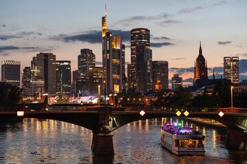 Die Neue Frankfurter Skyline im Sonnenuntergang in Hessen &ndash; ein charakteristisches Stadtbild im Herzen Deutschlands