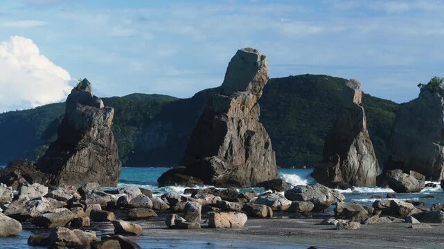 Hashigui-iwa Rock Formations, Kushimoto Town, Wakayama Prefecture, Japan　並ぶ岩柱「橋杭岩」 和歌山県串本町