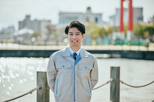 作業服姿の男性
