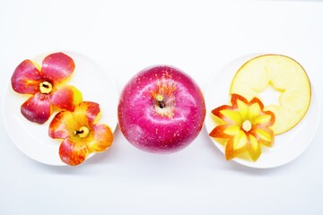 白背景に2種の花の形に飾り切りされた林檎と輪切りで星形に型抜きされた可愛らしい林檎