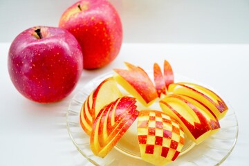 白背景に桜の花びらりんご、格子模様、葉などに美しく飾り切りされた林檎