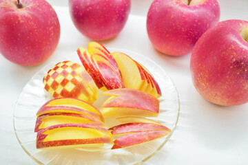 白背景に花びらりんご、市松模様、松などに飾り切りされた林檎