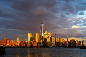 Obraz premium NYC skyline with skyscrapers. Panorama of Manhattan and Brooklyn. New York City skyline with Hudson River views. Downtown NYC. New York from waterfront skyline. Financial District skyline of New York.
