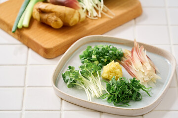 刻んだ薬味の盛り合わせ｜生姜・みょうが・大葉・小ねぎ・貝割れ大根