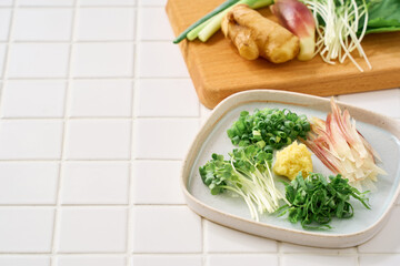 刻んだ薬味の盛り合わせ｜生姜・みょうが・大葉・小ねぎ・貝割れ大根