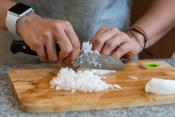Cortando y picando vegetales y legumbres en casa sobre tabla de corte y cuchillo de cheff