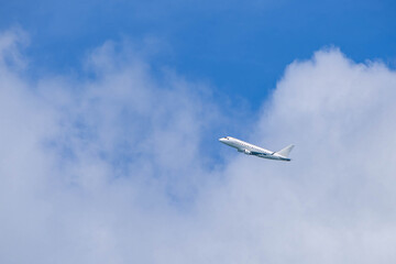 青空を飛ぶ飛行機