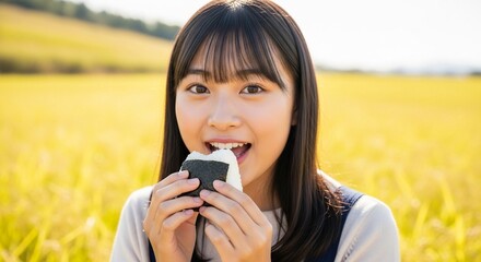 Fototapeta premium 新米おにぎりを持った女性の優しい笑顔