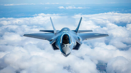 Obraz premium Advanced Fighter Jet Flying Above Clouds in Clear Blue Sky