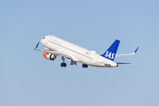 Scandinavian airlines airbus a320neo taking off from lisbon airport