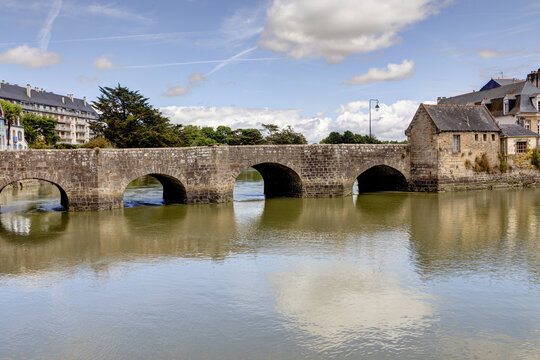 Vue sur la ville d'Auray dans le d&eacute;partement du Morbihan - Bretagne