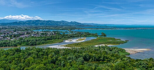 Fototapeta premium Ausblick auf die Mündung des Flusses Bregenzerach in den östlichen Bodensee 