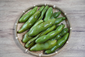 朝どれの鮮やかな緑色のそら豆