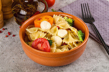 Pasta farfalle with mozzarella and tomato