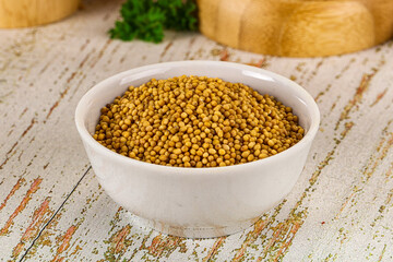 Dry mustard seeds in the bowl