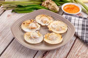 Grilled scallops with cream cheese