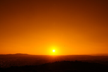 Obraz premium 若草山から見る生駒山に沈む夕日