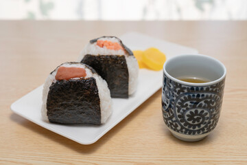 美味しそうなおにぎりと日本茶