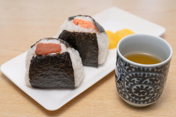 美味しそうなおにぎりと日本茶