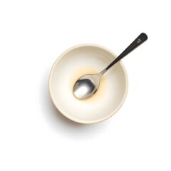 uego de taz&oacute;n y cuchara sobre fondo blanco