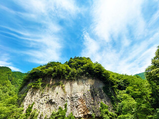 がんだて公園の巨大な岩壁と青空