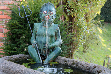 wasserspeiender Meeresgott mit Dreizack als Brunnenfigur © Jürgen Nickel