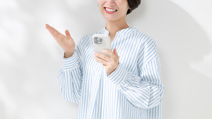 スマホを持つ女性