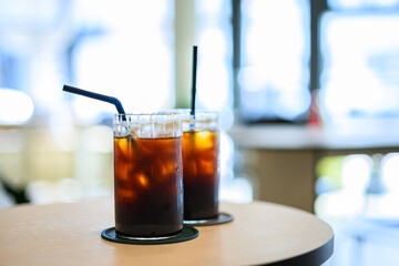빨대가 꽂혀있는 두 잔의 아이스 커피 
