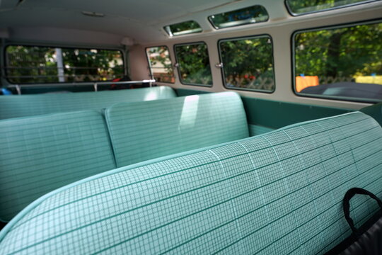 Interieur eines alten Kleinbus und Wohnmobil in Zweifarbenlackierung t&uuml;rkis und Wei&szlig; f&uuml;r Camping und Vanlife beim Oldtimertreffen Golden Oldies in Wettenberg Krofdorf-Gleiberg bei Gie&szlig;en in Hessen