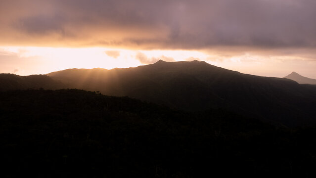 Luftaufnahme des tropischen Regenwaldes in den Bergen von Mauritius bei Sonnenuntergang