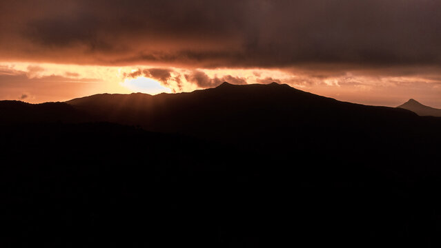 Luftaufnahme des tropischen Regenwaldes in den Bergen von Mauritius bei Sonnenuntergang