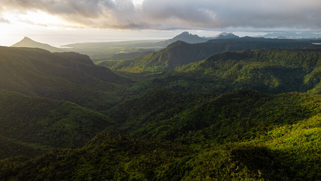 Luftaufnahme des tropischen Regenwaldes in den Bergen von Mauritius bei Sonnenuntergang