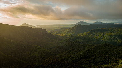Luftaufnahme des tropischen Regenwaldes in den Bergen von Mauritius bei Sonnenuntergang