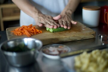 ヘタを切ったオクラを塩揉みしているところ