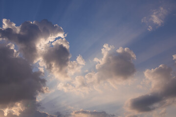 Obraz premium Breathtaking summer evening sunset with dramatic clouds, captured at 7 pm in July, showcasing nature's beauty over a vibrant landscape.