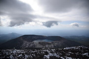 韓国岳から望む大浪池
