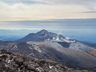 View the Shinmoedake crater from the summit of Karakunidake