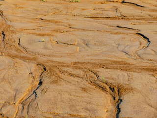 Risse im Erdboden nach vielen und starken Regenfällen